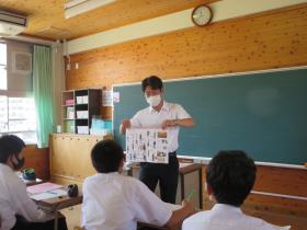 大牟田高等学校の生徒さんが中学2年生に語っています。