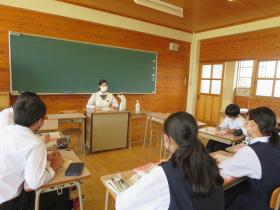 大牟田中学校の生徒さんが中学2年生に語っています。