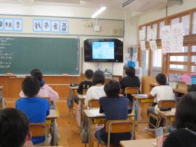 宮原坑について説明を聞く様子