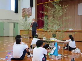 特別支援学校の体育館に集合しました。