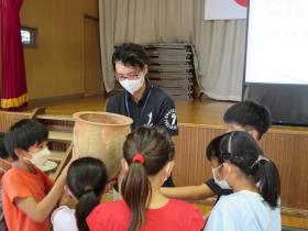 土器に触れる子どもたち2