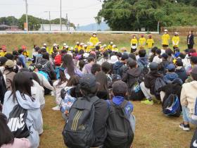 志免中央学校小学校の児童と対面