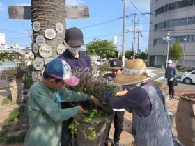 枯れた花を抜く子どもたち