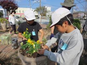 花の植えかえをする子どもたち