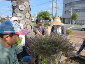 花を植えかえる子どもたち