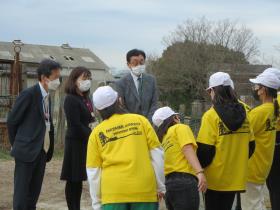 寄贈式の後、駛馬小学校じどうによるガイド