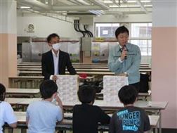 一億円ぶんの紙幣のレプリカ
