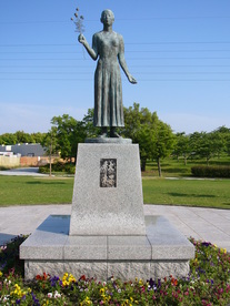 平和モニュメント　　「秋桜」　　（諏訪公園）