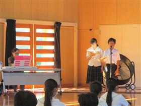 小宮さんの演奏と生徒たちの朗読