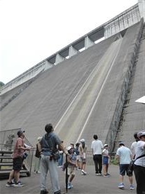 R7見上げる大山ダム