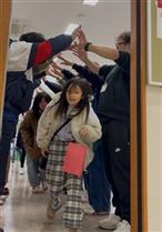 アーチをくぐる様子