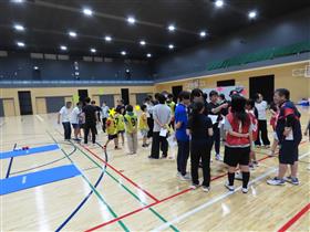 作戦会議をする様子