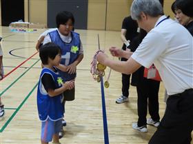 優勝チームに金メダルが贈られる様子