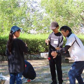 けん玉をする様子