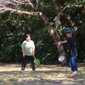 バドミントンをしている様子