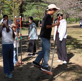 竹馬に挑戦する様子