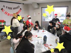 サンタとトナカイから子どもたちへプレゼントを配る様子