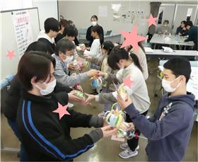 りんご班のプレゼント渡しの様子