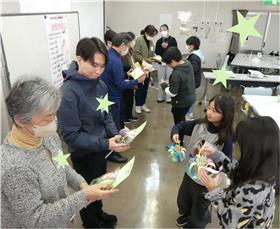 めろん班のプレゼント渡しの様子