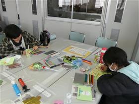 メッセージカードを作成する様子