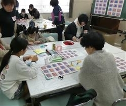 折り紙でらぶぶを作る様子