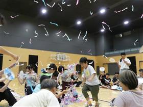 花紙が高く舞い上がる様子