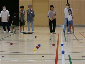 投げた球の行方をチームで見つめる様子