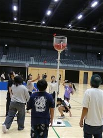 メロン班カゴ目掛けてボールを投げる様子