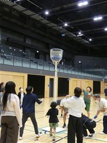 リンゴ班カゴ目掛けてボールを投げる様子