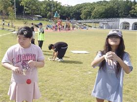 けん玉やお手玉で遊ぶ様子