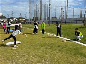 モルックを投げる様子