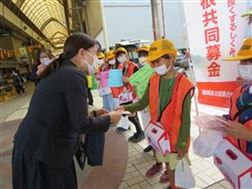 銀座通り西側　教育長と児童
