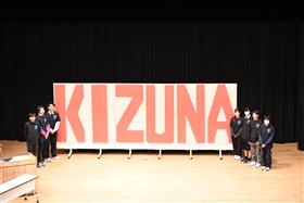 完成したKIZUNAパネルをステージに設置
