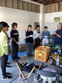 工具の使い方を学ぶ高校生