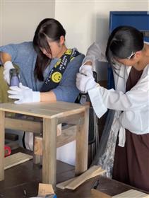 廃材で椅子を作る様子