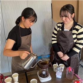 コーヒーを入れる高校生たち