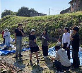 地域の方や大学生と談話する高校生