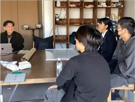 岡館長の話を聞く様子