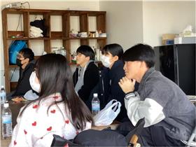 真剣に話を聞く高校生の様子