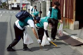 道路のゴミを拾います