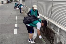 路肩のゴミを拾います