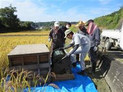 脱穀機を運び込む田んぼの会の方々