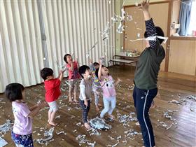 新聞紙遊び