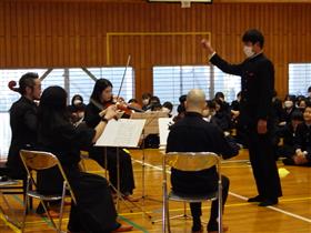 生徒の指揮に合わせた演奏