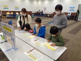 なぞときをしている家族の写真