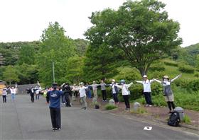 新勝立公園でラジオ体操をする写真