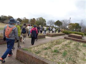 手鎌北町公園内を歩いている写真