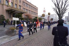 消防団分列行進の様子