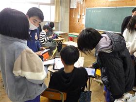 検定後友達と確認する５年生