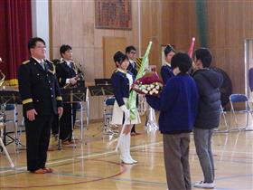 お礼の言葉と花束贈呈